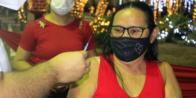 Sesam realiza vacinação contra a covid-19 na Praça da Bandeira