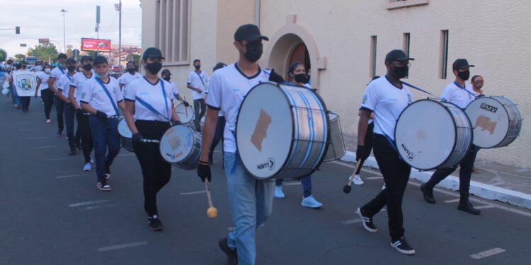 Crianças e adolescentes da rede municipal e do Pelotão Mirim participam de Marcha pela Paz