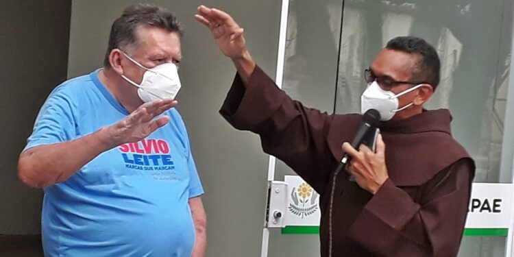 Em lançamento do seu mais novo livro, Silvio Leite ganha festa de aniversário