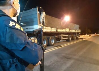 carregamento de cigarros contrabandeado