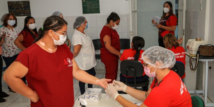 CTA visita Hospital Chagas Rodrigues com a campanha Dezembro Vermelho