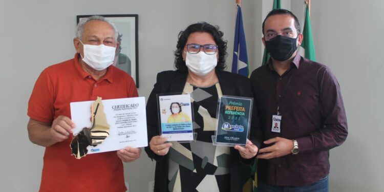 Jôve Oliveira recebe o prêmio Prefeita Referência 2021