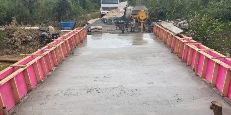 Prefeitura de Piripiri avança na construção de ponte de concreto sobre o riacho Jacaré na Bela Vista