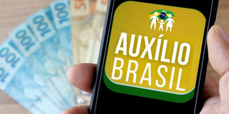 Governo zera fila do Auxílio Brasil com inclusão de 2,7 milhões de famílias