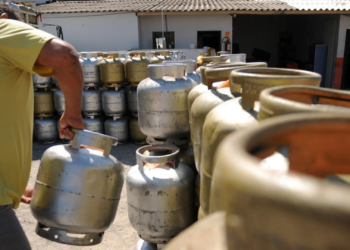 Governo começa a pagar o vale-gás; veja calendário e quem tem direito