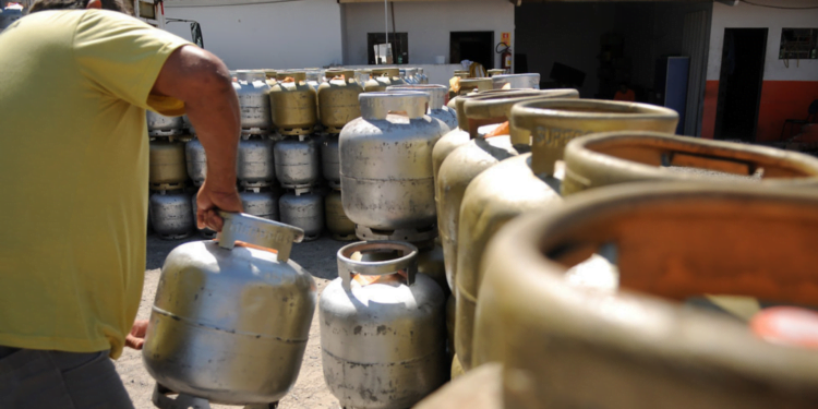 Governo começa a pagar o vale-gás; veja calendário e quem tem direito