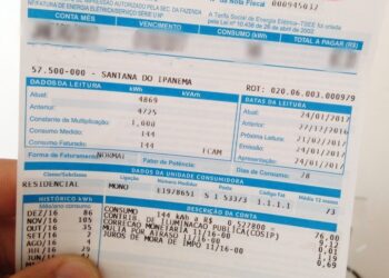 Consumidor paga R$ 20,7 bi de bandeira tarifária em 2021, mas fica devendo R$ 10,5 bi, diz Aneel