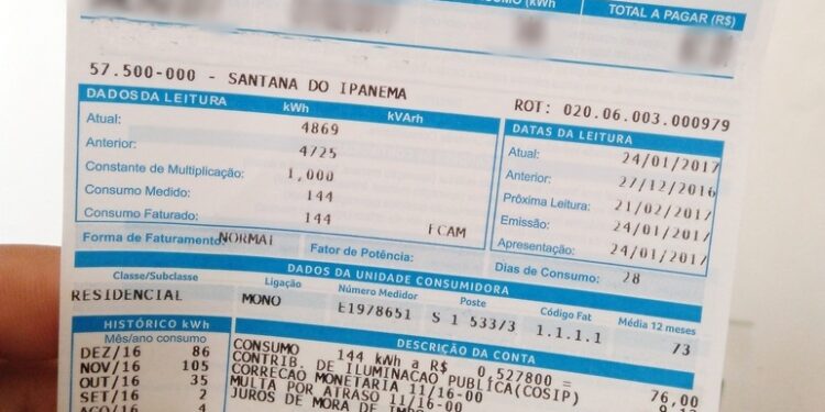 Consumidor paga R$ 20,7 bi de bandeira tarifária em 2021, mas fica devendo R$ 10,5 bi, diz Aneel