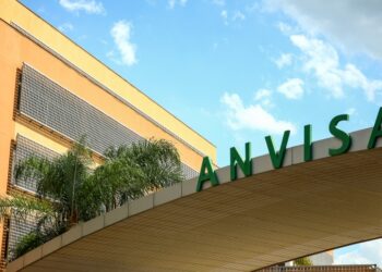 Anvisa aprova uso emergencial de novo medicamento da AstraZeneca contra Covid-19