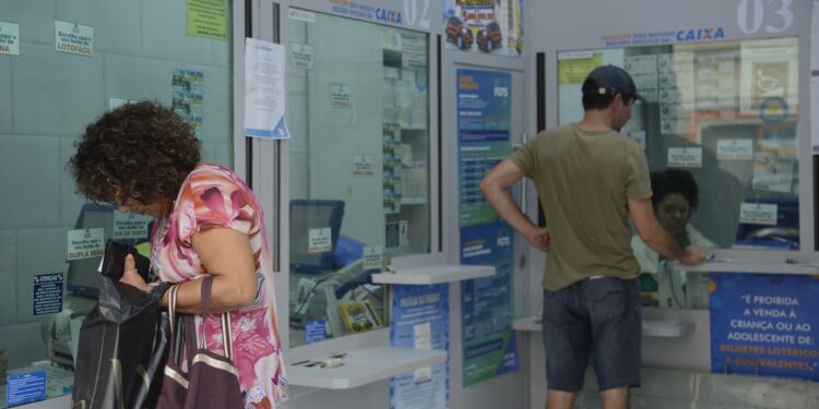 Mega-Sena de hoje deve pagar prêmio de 12 milhões