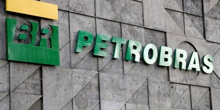 Bolsonaro diz que trabalha com Petrobras para reduzir preço dos combustíveis