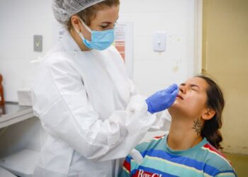 Após registrar 37 mil casos de Covid, média móvel cai pelo 12º dia consecutivo