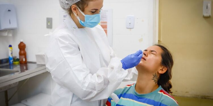 Após registrar 37 mil casos de Covid, média móvel cai pelo 12º dia consecutivo