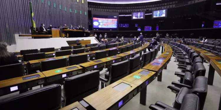 Em 20 dias de janela partidária, mais de 10% dos deputados trocam de partido na Câmara