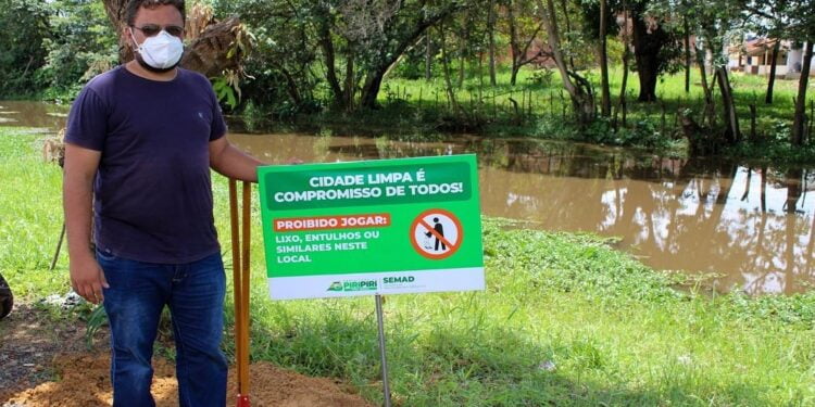 SEMAD de Piripiri faz afixação de placas com proibição de despejo de lixo irregular