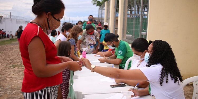 Piripiri Alimenta volta servindo 300 pessoas com sopa e pão no Petecão