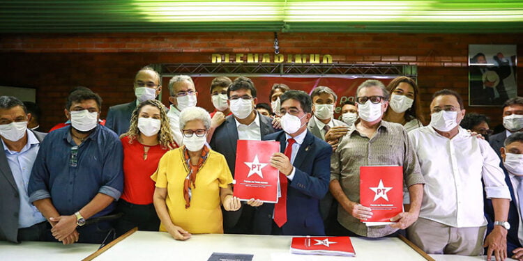 PT filia cinco deputados e busca entendimento para impasse em chapa estadual