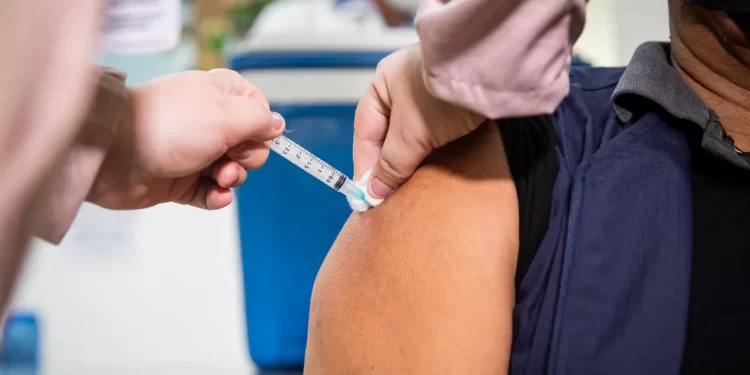 Baixa procura por dose de reforço coloca em risco desobrigação da máscara no Piauí