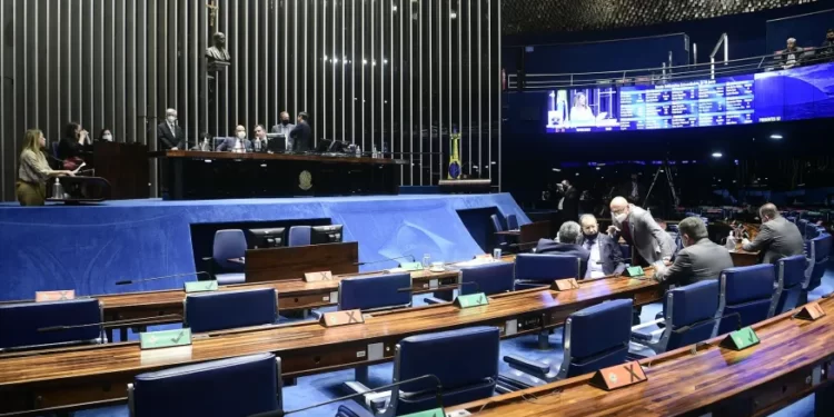 Entre auxílios e benefícios, parlamentares do Brasil estão entre os mais bem pagos