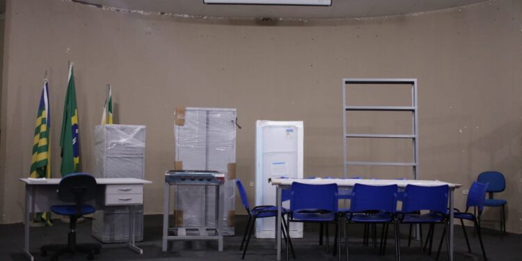 Prefeitura de Piripiri entrega mobiliário para as 52 escolas municipais