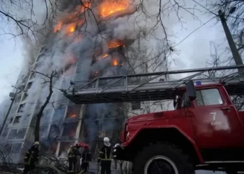 Kiev impõe toque de recolher de 35 horas após bombardeios a prédios residenciais