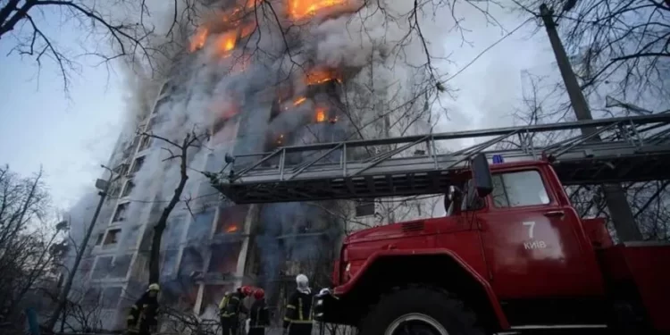 Kiev impõe toque de recolher de 35 horas após bombardeios a prédios residenciais