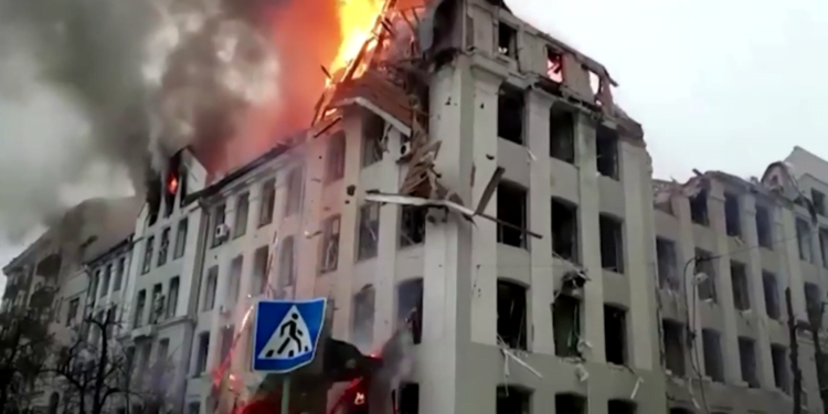 Míssil russo é interceptado e atinge estação de trem em Kiev, diz ministro ucraniano