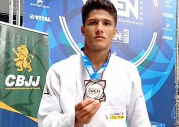 Atleta piripiriense Eduardo Alves conquista a medalha de prata no Curitiba Open de Jiu-Jitsu 2022