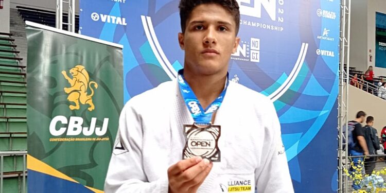 Atleta piripiriense Eduardo Alves conquista a medalha de prata no Curitiba Open de Jiu-Jitsu 2022