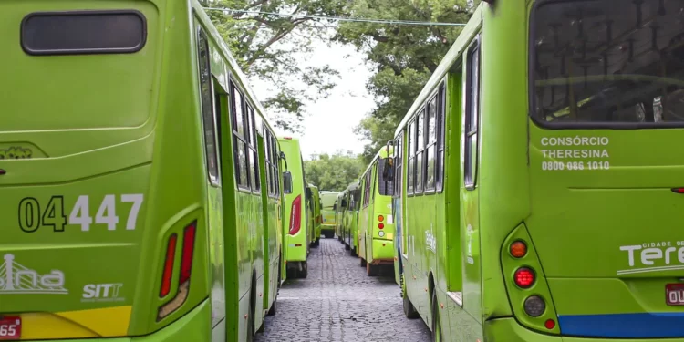 Motoristas de ônibus iniciam greve em Teresina por tempo indeterminado