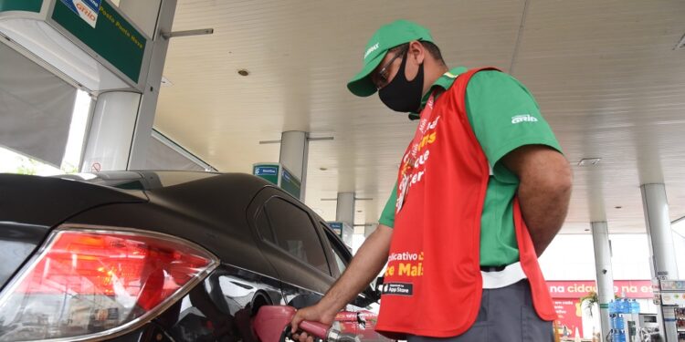 Em um ano, preço da gasolina saiu de R$ 5,00 para R$ 8,29 no Piauí