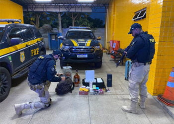 Passageiro de ônibus é preso com 1kg de cloridrato de cocaína na BR-343