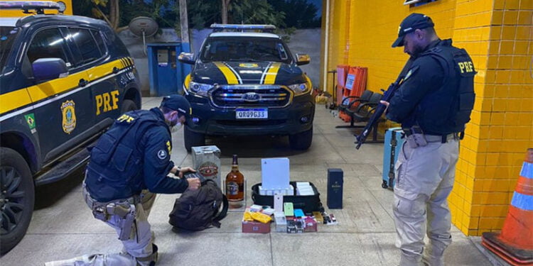 Passageiro de ônibus é preso com 1kg de cloridrato de cocaína na BR-343