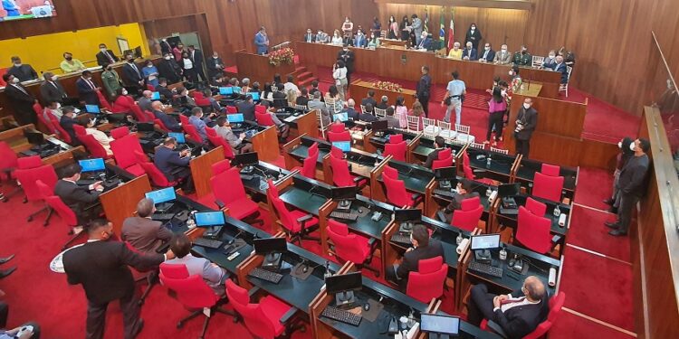 Cinco deputados reassumem mandatos na Assembleia Legislativa