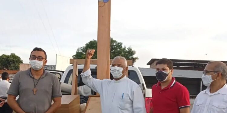 Recepção da Cruz peregrina no adro da Igreja de São Benedito em Teresina