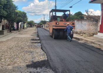 Prefeita de Piripiri inicia obra de asfaltamento da rua Padre Domingos no Centro da cidade