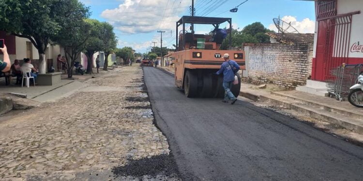 Prefeita de Piripiri inicia obra de asfaltamento da rua Padre Domingos no Centro da cidade