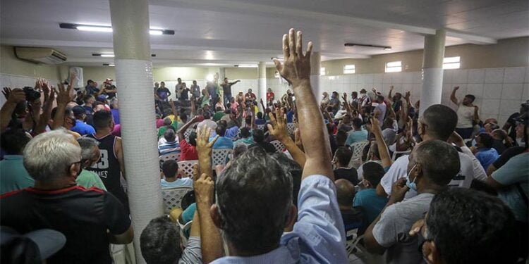 Motoristas de ônibus aprovam reajuste e frota voltará a circular nesta terça (12)