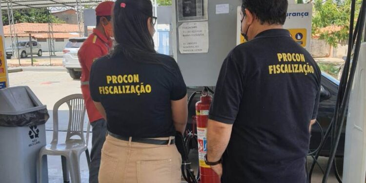 Procon divulga lista de postos de gasolina com irregularidades no Piauí; confira