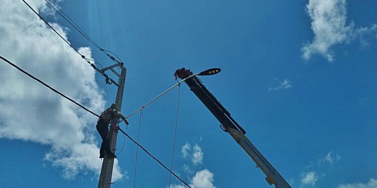 Rede de iluminação em LED no acesso ao SENAC e residencial Petecas pela BR 222 em fase em conclusão