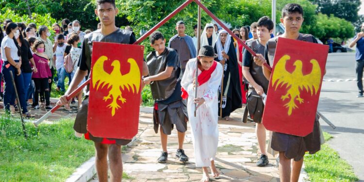 Alunos da escola municipal Irmã Ângela de Piripiri encenam Via Sacra