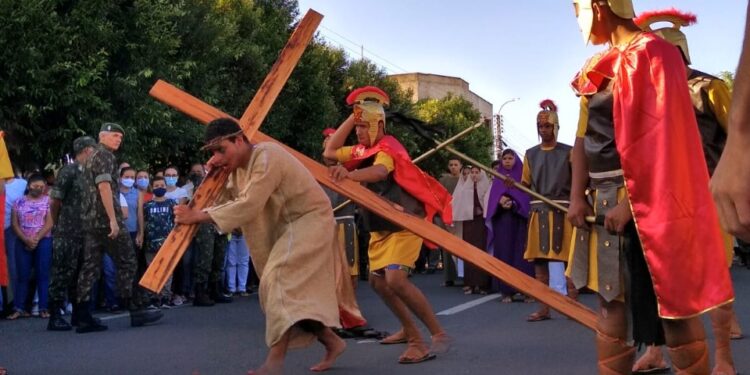 Depois de dois anos, Via Sacra é encenada em Piripiri e atrai centenas de fiéis
