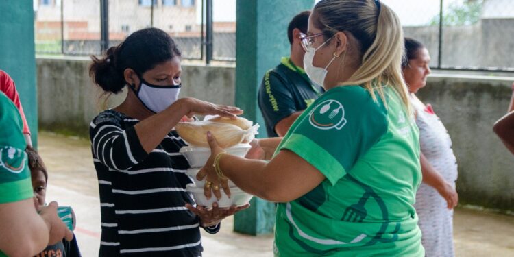 Projeto Piripiri Alimenta segue distribuindo refeições para pessoas carentes