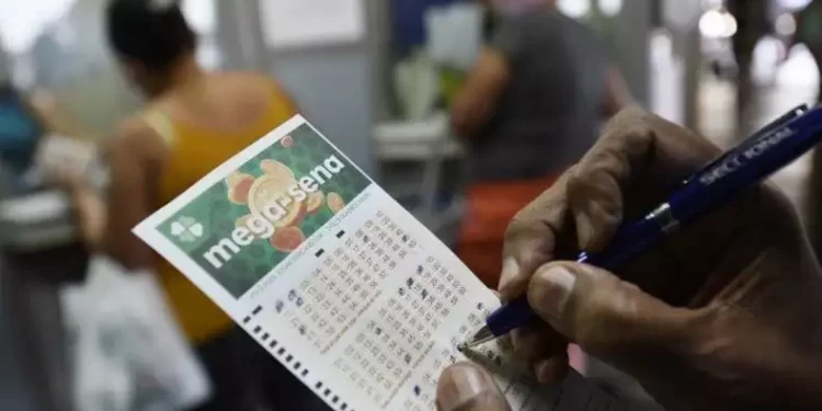 Bolão de 44 funcionários acerta Mega-Sena em Santos; prêmio é de R$ 122 milhões