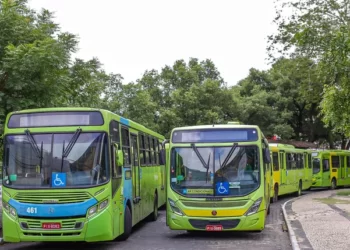 Ônibus devem voltar a circular após o meio-dia desta terça, diz Sintetro