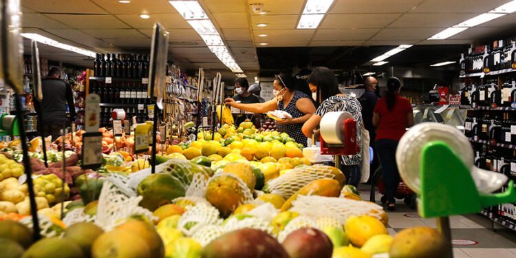 Alimentos ficam 15% mais caros no Brasil em um ano, segundo o IBGE