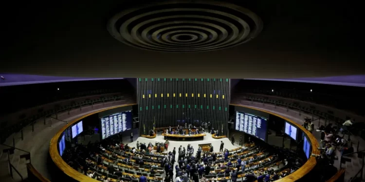 Centrão cresce em janela partidária e PL se torna maior bancada da Câmara