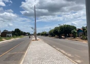 Prefeita Jôve acompanha a instalação dos postes na nova avenida Aderson Alves Ferreira. Vídeo