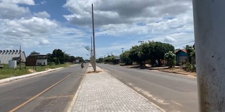 Prefeita Jôve acompanha a instalação dos postes na nova avenida Aderson Alves Ferreira. Vídeo