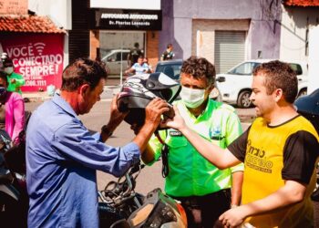 Ação do Maio Amarelo distribui capacetes no centro de Piripiri